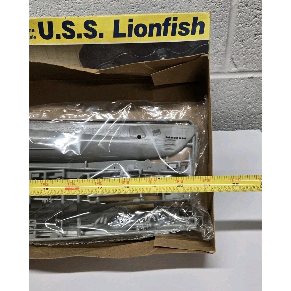 Revell 1:180 U.S.S. Lionfish Plastic Model Kit #5228 [U5]